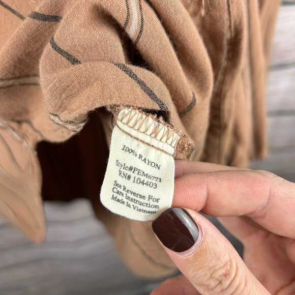 Blu Pepper Plus Size Brown Lightweight Button-Down Blouse – Pocket Detail 1x - Picture 5 of 7